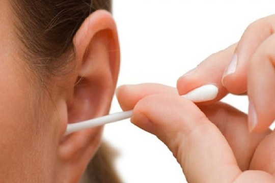 Ngoáy tai bằng tăm bông coi chừng bị điếc tai