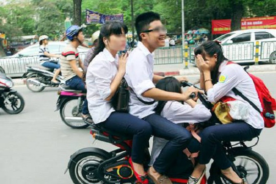 Buộc thôi học học sinh vi phạm giao thông