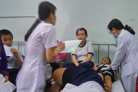 Gần 40 học sinh nghi bị ngộ độc sau khi ăn bánh kem tại trường