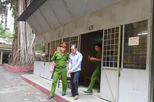 Dùng dao đâm hàng xóm vì mâu thuẫn lối đi