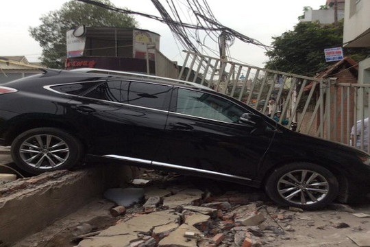 Đạp nhầm chân ga, nữ tài xế lái Lexus tông đổ tường rào