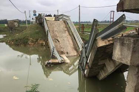 Hà Tĩnh: Sà lan đâm sập cầu Cơn Độ