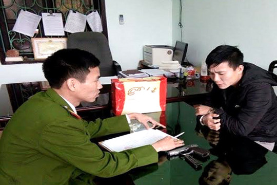 Mang súng quân dụng đi buôn cần sa