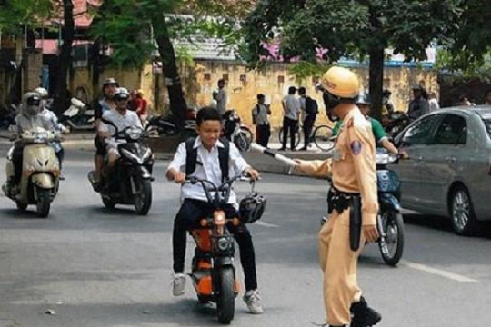 Bỏ quy định buộc thôi học đối với học sinh vi phạm giao thông