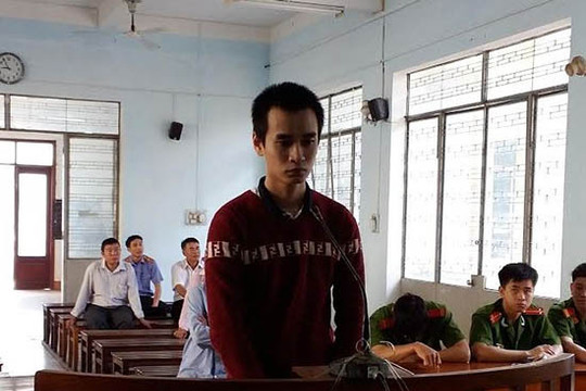 "Yêu râu xanh" đội lốt thầy giáo hiếp dâm rồi cướp tài sản