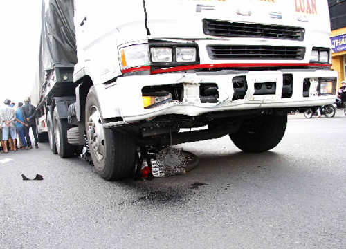 Xe đầu kéo đi vào đường ngược chiều gây tai nạn