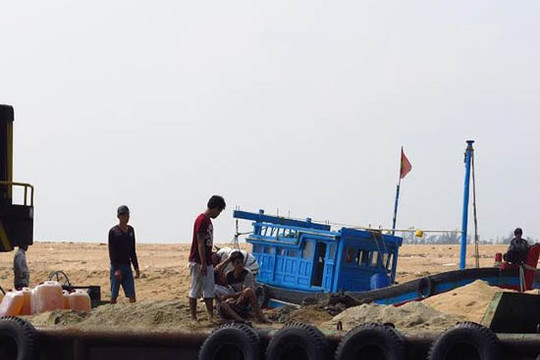 Một ngư dân bị thương nặng khi cứu hộ tàu cá