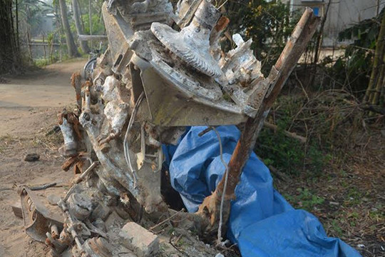Đào móng làm nhà, phát hiện trục cánh quạt máy bay nặng gần 400kg