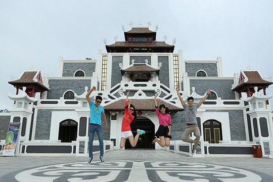 Đại sứ nhỏ nhất Làng trẻ SOS thế giới hát quốc ca Việt Nam tại Asia Park