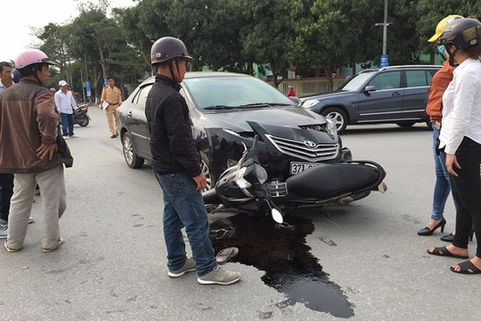 Nghệ An: Ô tô đâm xe máy, 2 người nguy kịch