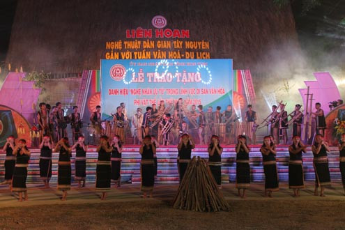 43 nghệ nhân ưu tú được vinh danh tại buổi bế mạc liên hoan nghệ thuật dân gian Tây Nguyên