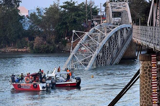 Vụ sập cầu Ghềnh: Thiệt hại rất lớn, ai phải bồi thường?