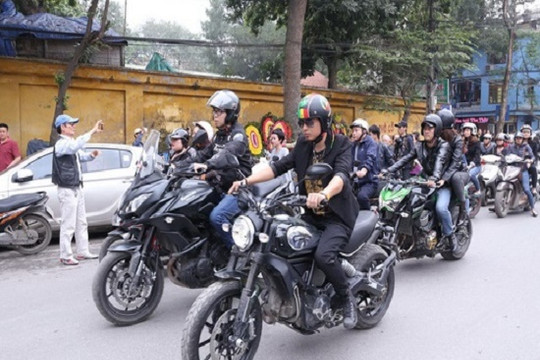 MC Anh Tuấn dẫn đầu đoàn moto khủng tiễn đưa Trần Lập