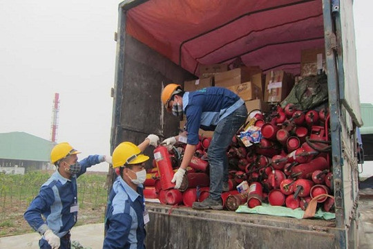 Hà Nội: Tiêu hủy hơn 12 tấn hàng giả, kém chất lượng