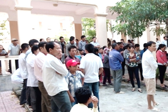 Nữ sinh 14 tuổi tử vong, người nhà mang thi thể vây bệnh viện
