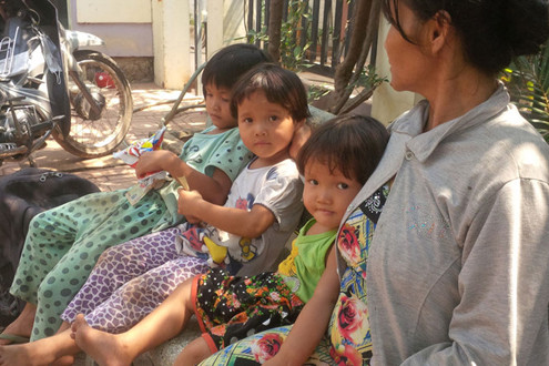 Mẹ sinh con rồi bỏ ngoài đường vì sợ chồng đánh
