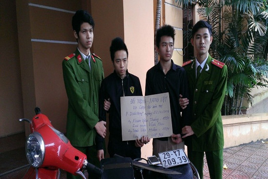 Hai 9X dùng đao đe dọa cướp xe máy trong đêm
