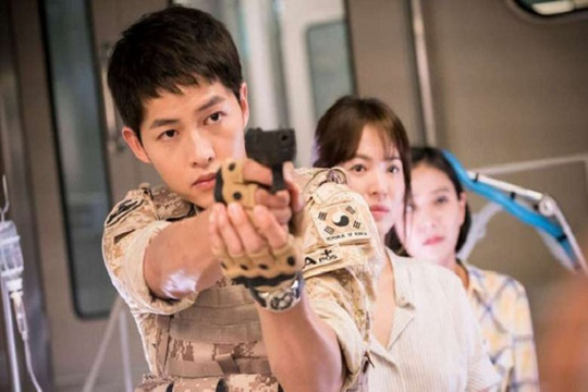 Song Joong Ki ghép đôi với Kim Ji Won, thay vì hẹn hò với Song Hye Kyo?