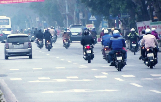 Chấn chỉnh hành vi xe máy đi thẳng nhưng bật xi-nhan rẽ trái ở Hải Phòng