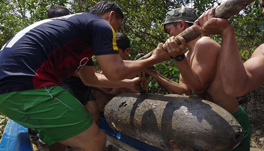 Đi mò cá phát hiện bom nặng hơn 300kg