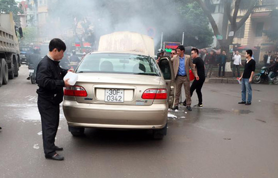 Hà Nội: Ô tô chết máy, bốc cháy trên phố