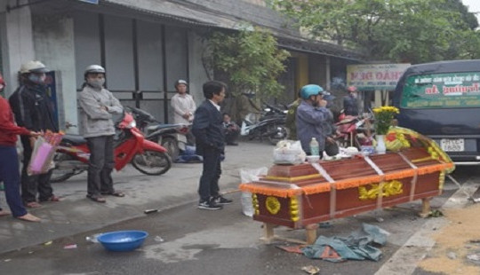 Nghệ An: Một phụ nữ tử vong bất thường trên quốc lộ