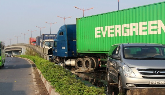 Tin tức giao thông 24h: Tai nạn liên hoàn, ngã tư Thủ Đức kẹt cứng
