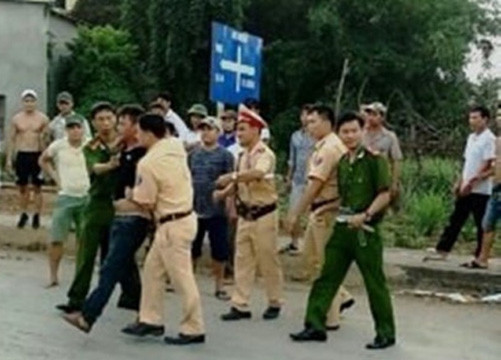 Tạm giữ đối tượng điều khiển xe ô tô lao vào Cảnh sát giao thông