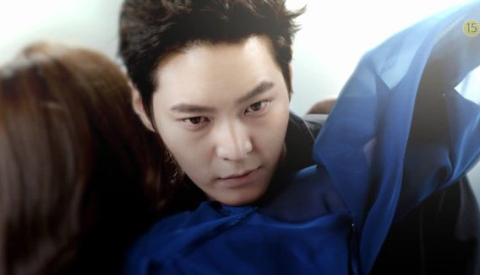 Trong cơn bão Hậu duệ Mặt Trời, gặp lại ông hoàng rating Joo Won