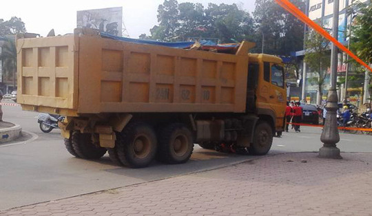 Lào Cai: Mẹ chết thảm, con nguy kịch dưới bánh xe tải