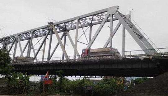 Bất chấp lệnh cấm, hàng loạt ô tô vẫn ‘vô tư’ lưu thông trên cầu Việt Trì cũ