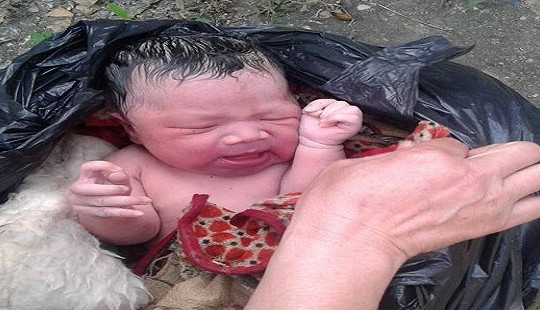 Phú Thọ: Phát hiện bé trai hơn 3kg trong túi nilon