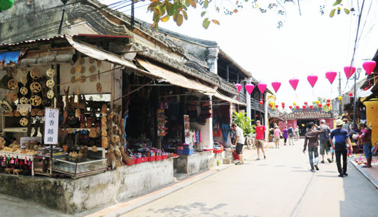 Hội An: Cấm cán bộ viên chức hút thuốc lá nơi công cộng