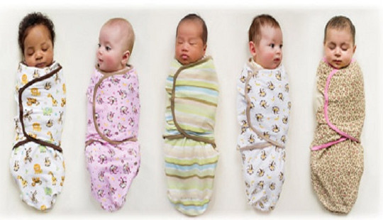 Quấn khăn cho trẻ sơ sinh có thể dẫn đến các bệnh nguy hiểm