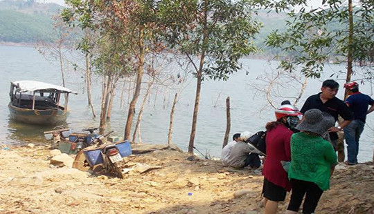Chèo ghe thả lưới, một cặp vợ chồng đuối nước thương tâm