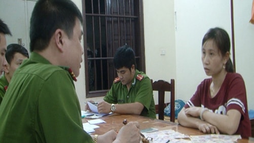 Bắt quả tang đối tượng lưu hành tiền giả tại lễ hội Đền Hùng