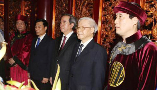 Tổng Bí thư Nguyễn Phú Trọng dâng hương tưởng niệm các Vua Hùng