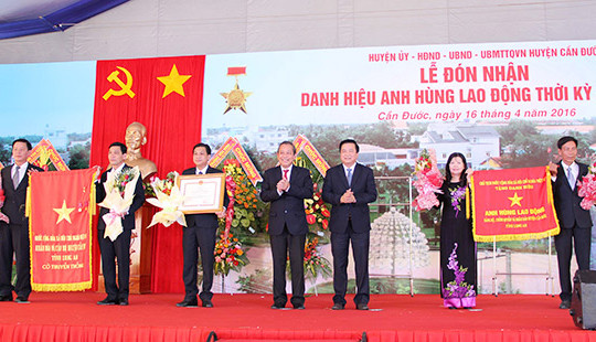 Phó Thủ tướng Trương Hòa Bình trao danh hiệu AHLĐ thời kỳ đổi mới cho huyện Cần Đước, Long An