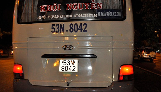 Tài xế xe 24 chỗ ‘ngáo đá’ chạy ngược chiều gây tai nạn