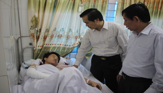 Lãnh đạo UBND tỉnh Nghệ An thăm hỏi động viên các công nhân gặp nạn trong vụ nổ lò hơi