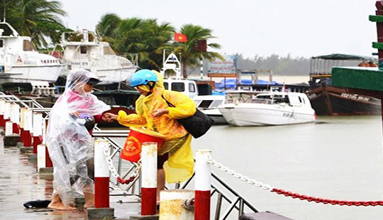 Hơn 1.000 du khách mắc kẹt ở xã đảo vì sóng to, gió lớn