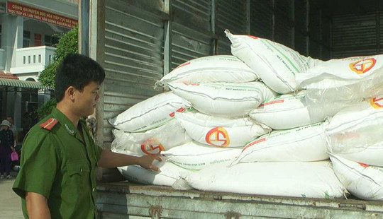 Bắt đối tượng vận chuyển 100 bao đường cát lậu