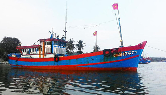 Tàu ngư dân Quảng Nam lại bị tấn công