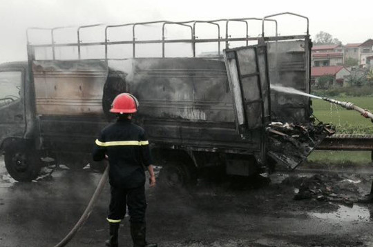 Xe tải chở giày dép bốc cháy dữ dội, cả đoạn đường tắc nghẽn nghiêm trọng