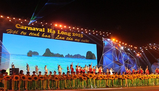 Quảng Ninh: Bắn pháo hoa tầm cao trong Đêm hội Carnaval 2016