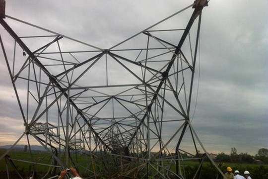 Bắc Giang: Mưa lớn quật đổ cột điện đường dây cao thế 500kV