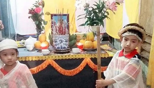 Xót xa hai cháu nhỏ đội khăn tang xin tiền mua quan tài cho bố