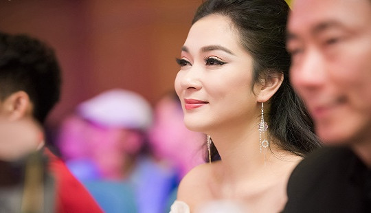 Hoa hậu Nguyễn Thị Huyền vai trần quyến rũ ngày tái xuất