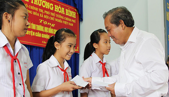 Phó Thủ tướng Trương Hòa Bình dự Lễ trao tặng kinh phí xây nhà tình thương và cầu nông thôn