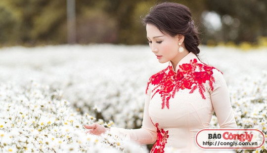 Hoa hậu quý bà Sương Đặng khoe dáng với áo dài